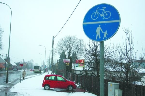 Kierowcy muszą pamiętać, że nie można zostawiać samochodów na ścieżce rowerowej. Parkując na chodniku należy zostawić półtora metra przejścia dla pieszego. 