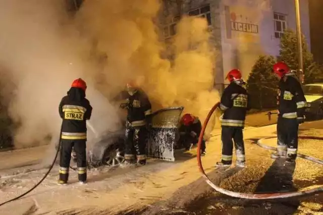 Pożar audi na ulicy Licealnej w Opolu w piątek wieczorem.