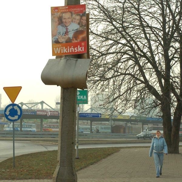 Na słupie przed rondem Mikołajczyka wisi plakat Marka Wikińskiego z ostatnich wyborów oraz sklejka po jakimś afiszu z poprzedniej kampanii wyborczej. Nie wiadomo jednak, czyim.