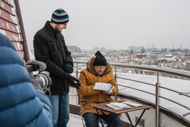 Kamil Chrustowski (na zdjęciu z lewej) i Patryk Suliga na szczycie Wieży Piastowskiej „szukali szczęścia”. To ich drugie takie doświadczenie. Wcześniej sprawdzali, ile można wygrać, kupując 1000 losów.