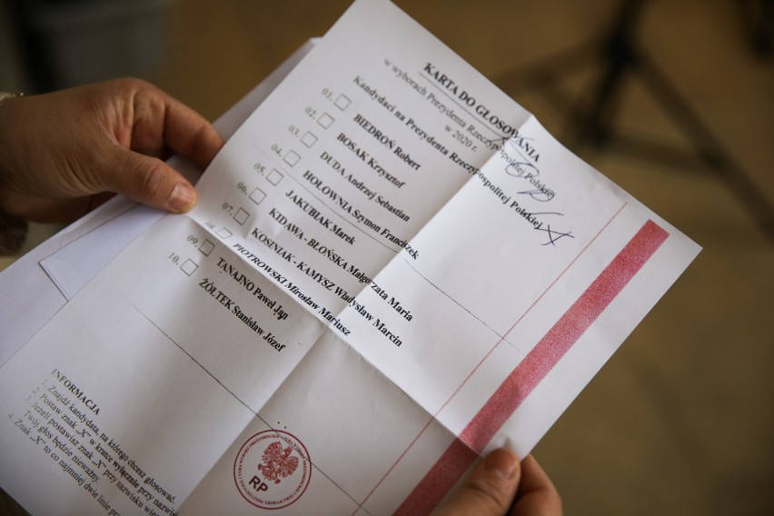 Kandydat na prezydenta Polski pokazuje pakiet wyborczy i twierdzi, że łatwo go sfałszować