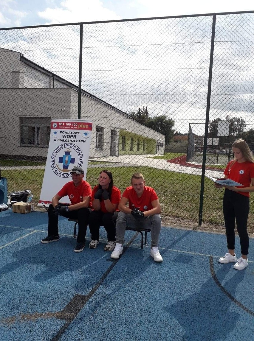 Białobrzescy ratownicy wodni uczyli pierwszej pomocy i czytali uczniom ze szkoły podstawowej w Białobrzegach
