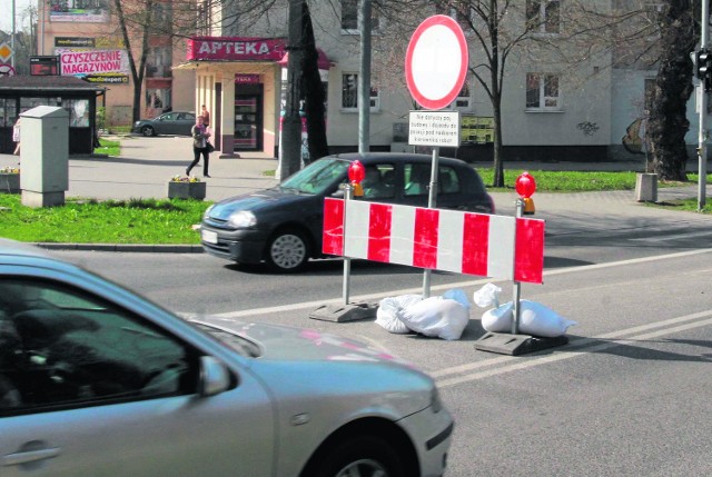 Ulica Struga tylko teoretycznie została zamknięta w poniedziałek. Samochody i tak na nią wjeżdżały.