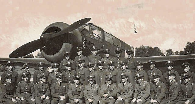 Zdjęcie zrobione zostało w 1938 roku na toruńskim lotnisku. Znajduje się na nim 41. eskadra liniowa, w której służył Franciszek Witakowski. W  tle samolot „Karaś”