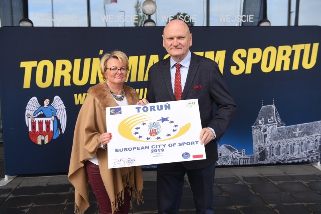 Mariola Soczyńska, dyrektor Wydziału Sportu i Turystyki Urzędu Miasta Torunia, i Michał Zaleski, prezydent Torunia, z logo European City of Sport