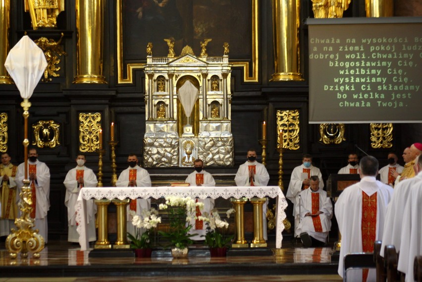 Msza Krzyżma w archikatedrze lubelskiej. W Wielki Czwartek modlili się tu księża z całej diecezji. Zobacz zdjęcia