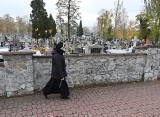 Kobieta zbulwersowana opłatami za pochówek w katedrze w Kielcach. "Jak nie zapłacę to brata nie pochowam"