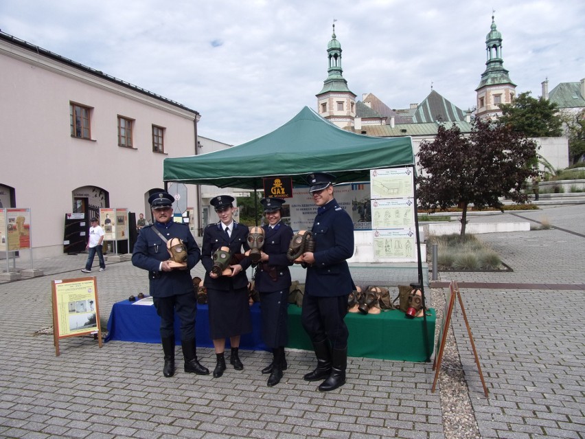 Radomscy rekonstruktorzy policyjni gościli w Kielcach i Skarżysku. Prezentowali swoje kolekcje oraz nawiązywali do wojny obronnej 1939 roku