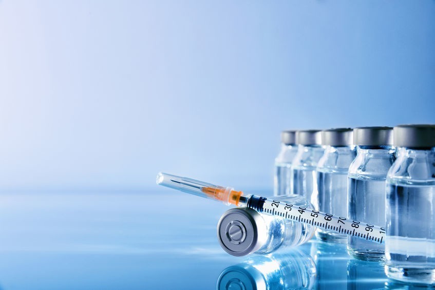 Etap pierwszy szczepień grupuje:...