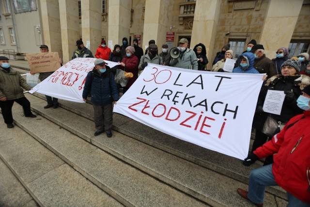 Protest lokatorów mieszkań zakładowych pod urzędem wojewódzkim we Wrocławiu
