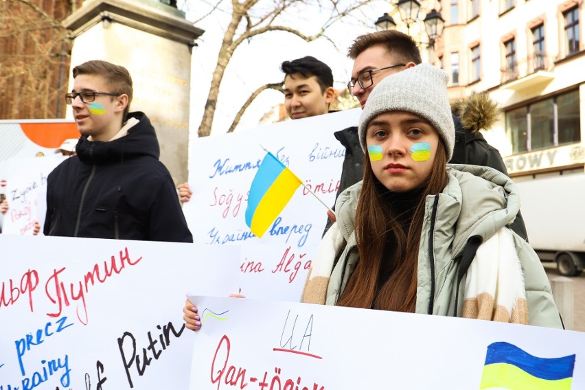 Toruń solidarny z Ukrainą, Ukrainkami i Ukraińcami. Na Rynku...