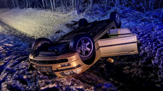 Do dachowania BMW doszło w sobotni poranek, 21 stycznia o godzinie 5.20 rano.