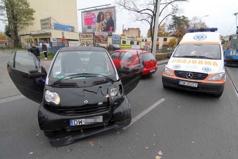 Wrocław: Wypadek na Krakowskiej. Kierowca golfa z promilami. Nie chciał badania alkomatem (ZDJĘCIA)