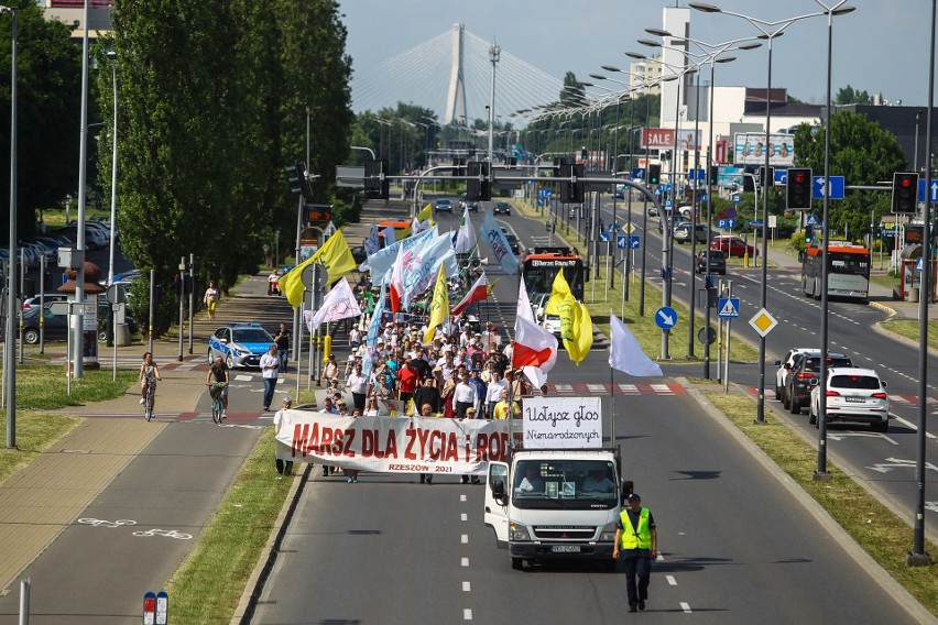 Marsz dla Życia i Rodziny przeszedł w niedzielę ulicami Rzeszowa [ZDJĘCIA]