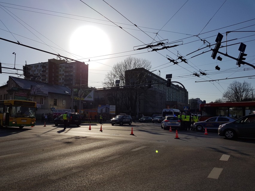 Autobus wjechał w słup na ul. Narutowicza w Lublinie. Kierująca przeprosiła pasażerów