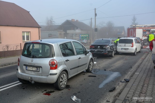 Jedna osoba została poszkodowana w wypadku, do jakiego doszło w poniedziałek przed godzina 7.30 na alei Warszawskiej w Tarnobrzegu, gdzie zderzyły się cztery samochody osobowe - takie są wstępne ustalenia. Droga wojewódzka numer 723 relacji Tarnobrzeg - Sandomierz przez godzinę była nieprzejezdna.Do wypadku doszło w rejonie oznakowanego przejścia dla pieszych na osiedlu Wielowieś. Samochody zderzyły się na zasadzie domina. Wstępnie ustalono, że przed przejściem dla pieszych zatrzymał się kierowca audi, by przepuścić pieszego. W tył audi uderzyła skoda, w tył skody - volkswagen, zaś w jego tył renault. Jedna osoba ucierpiała w zdarzeniu i została przewieziona do szpitala na badania.Zobacz też: Wypadek w Korytnikach. Na drodze wojewódzkiej nr 884 kierująca fordem uderzyła w betonowy przepust i dachowała