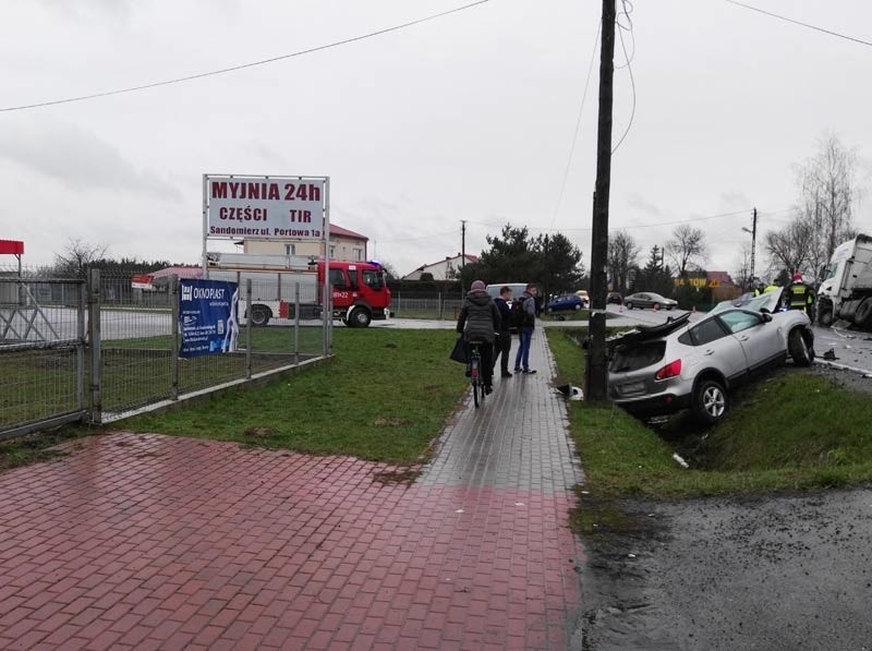 Dwie osoby ranne w wypadku w Gorzycach [ZDJĘCIA INTERNAUTY]