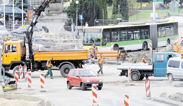 Rondo PCK to jedno z najważniejszych miejskich inwestycji w tym roku. Miało być gotowe do końca sierpnia, a wychodzi, że męki kierowców zakończą się dopiero miesiąc później.