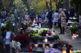 Cmentarne hieny w Poznaniu kradną, co popadnie. Jak uchronić się przed złodziejami i kieszonkowcami?