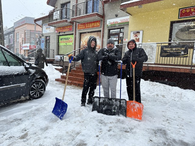 W sobotę, 2 grudnia od wczesnych godzin porannych właściciele sklepów i prywatnych posesji usuwali zalegający na chodnikach śnieg. Więcej na kolejnych zdjęciach