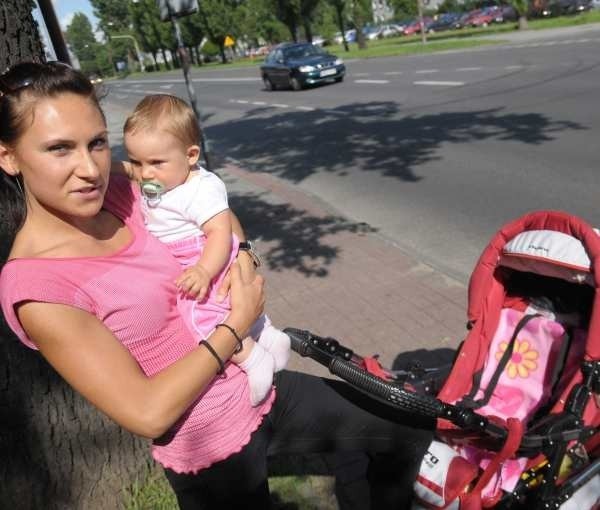 - Kierowcy nie wiedzą, jak się ustawiać na drodze, niektórzy zbyt późno zauważają też zebrę - mówi Milena Troll, mieszkanka Kędzierzyna.