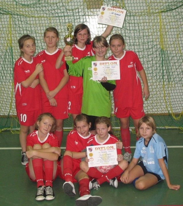 Dziewczęta z Fałkowa pewnie wygrały powiatowe zawody w mini piłce nożnej, które odbyły się w Stąporkowie. W całym turnieju nie straciły bramki.