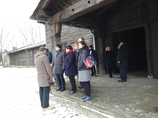 Rządowa delegacja przed historycznym budynkiem kantyny załogi SS w KL Auschwitz