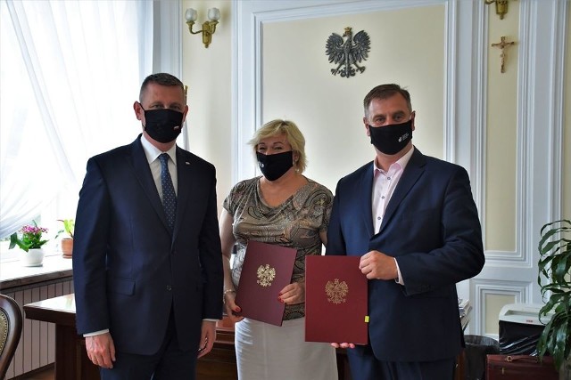 Umowę na dofinansowanie podpisali (od prawej) starosta Krzysztof Ambroziak, wicestarosta Jolanta Sitarek i wicewojewoda Artur Standowicz.