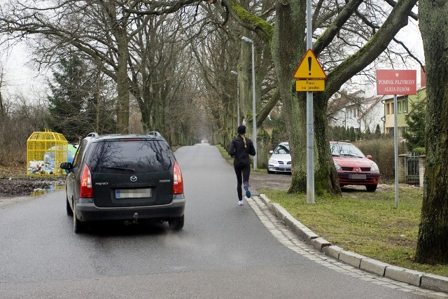 Wjazd w ul. Klonową od strony ul. Hołdu Pruskiego. Piesi muszą tam bardzo uważać.