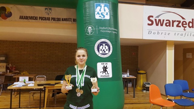 Natalia Szponder z medalami zdobytymi na akademickich zawodach w Swarzędzu.