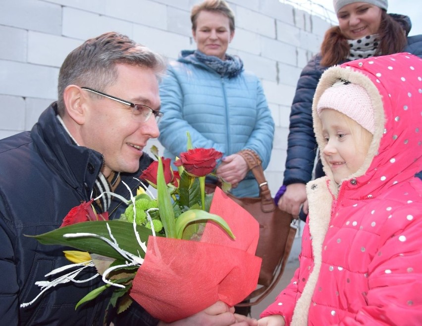 Marszałek województwa, starosta włoszczowski i wójt Secemina wmurowali kapsułę czasu dla potomnych