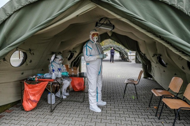 Jak przygotować się do pobrania wymazu?Wskazówek udziela prof. Katarzyna Dzierżanowska-Fangrat, kolsuntant krajowy w dziedzinie mikrobiologii lekarskiej:•wymaz powinien być pobrany po upływie około 3 godzin od ostatniego posiłku•przed pobraniem materiału nie należy myć zębów, stosować płynów do płukania jamy ustnej, tabletek do ssania na gardło oraz gum do żucia•wymaz powinien być pobrany po zachowaniu co najmniej 3 godzinnego odstępu od zaaplikowania donosowych środków przeciwdrobnoustrojowych (kropli, maści, aerozoli)•przed pobraniem materiału nie należy przepłukiwać ani wydmuchiwać nosa•przed pobraniem należy wyjąć ruchome protezy zębowe.