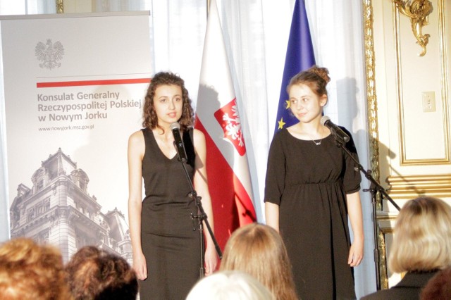Przemyślanki Klaudia Wiśniowska (nz. z lewej) i Aleksandra Bernatek w polskim konsulacie w Nowym Jorku, przed ponad dwustuosobową publicznością, zaprezentowały program poetycko - muzyczny, oparty na twórczości Reni Spiegel.