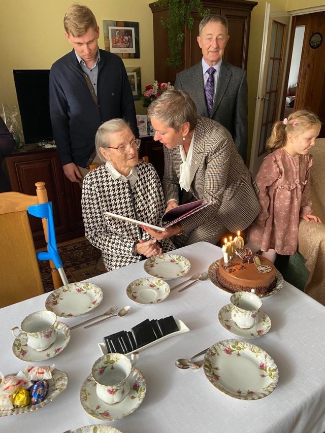 Prezydentka Miastka Słupska - Krystyna Danilecka-Wojewódzka odwiedziła panią Emilię Rzemykowską, która 11 listopada obchodziła 100. rocznicę urodzin. Była to bardzo miła uroczystość, pełna wzruszeń, ciepła domowego oraz różnych historii i anegdot.