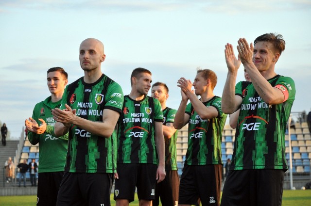 Stal (zielono-czarne stroje) ambitnie walczy o awans do 2 ligi.