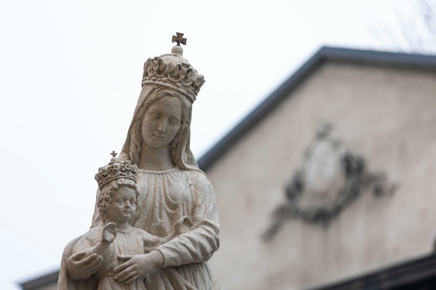 Figura Matki Bożej z Dzieciątkiem autorstwa ojca Wyspiańskiego wróciła na Krupniczą