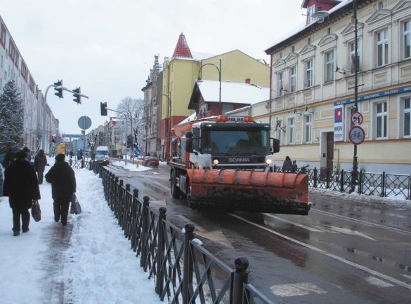 Po nocnych opadach w piątek już około południa ełckie ulice były czarne. Płynęła nimi woda, a z nią pieniądze wydane z budżetu miasta na walkę z zimą.