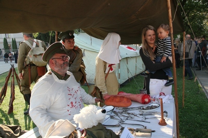 Piknik historyczny przed łódzką katedrą [zdjęcia]