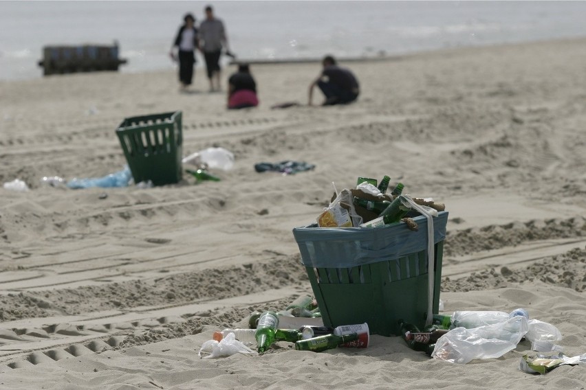 Śmieci na plaży  są już nawet nie tyle irytujące, co także...
