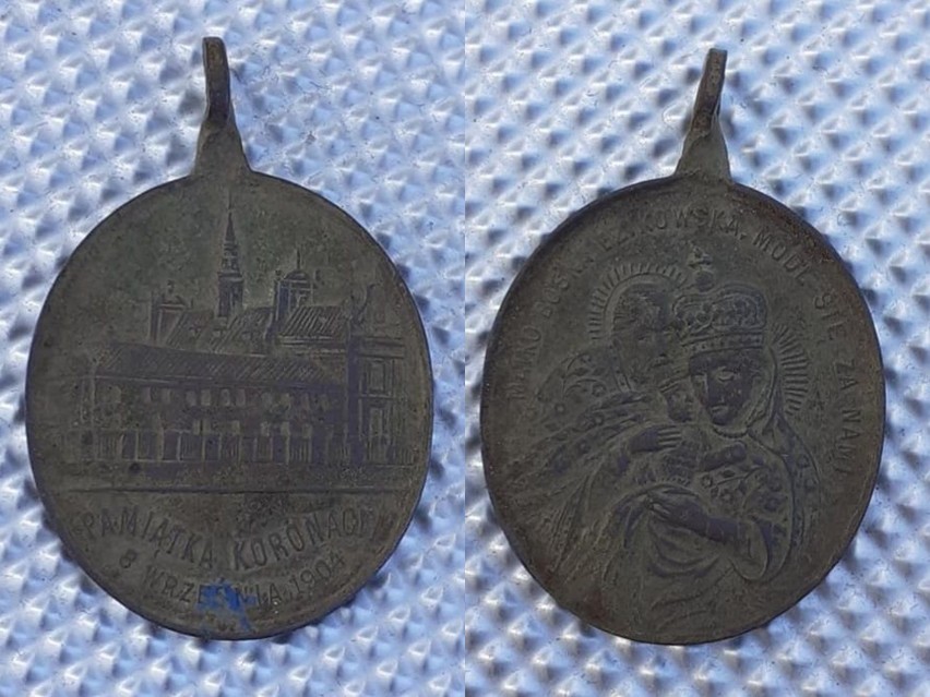 Niezwykłe znalezisko w Tarnobrzegu. Uczeń podczas lekcji wychowawczej przypadkowo odnalazł pamiątkowy medalik (ZDJĘCIA)