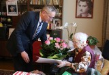 Medal dla Pelagii Barwickiej, stulatki z Kielc za wybitne zasługi w walce o niepodległość. Wręczył wojewoda świętokrzyski Zbigniew Koniusz