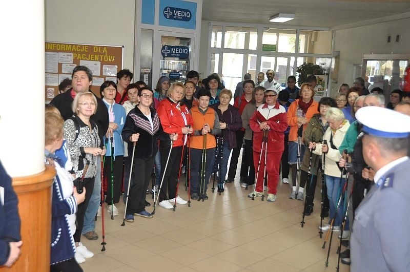 Pierwszy taki marsz w Końskich. Do uprawiania nordic walking zachęcały: przychodnia "Południowa" i "Echo Dnia"