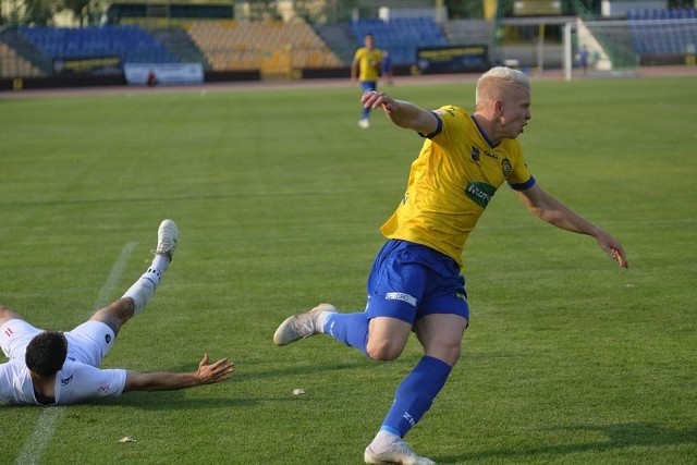 Elana Toruń - Legionovia 4:1 (0:1) Bramki: Mariusz Kryszak (48, 58 - karny), Mateusz Stryjewski(65), Kacper Jóźwicki (90) - Karol Podliński (2) ELANA: Nowak – Onsorge, Andrzejewski, Urbański, Bierzało (26 Stryjewski, 89 Rak) - Świeciński (ż), Kościelniak, Kryszak, Lenkiewicz, Boniecki (80 Machaj ż) - Kołodziej (72 Kacper Jóźwicki)To goście zaczęli mecz lepiej. Kibice nie zdążyli dobrze się rozsiąść, gdy Legionovia przedarła się prawym skrzydłem. Dośrodkowanie i Podliński strzałem głową nie dał szans Nowakowi. Wynik był zły, ale Elanie brakowało pomysłu i możliwości na murawie. ZOBACZCIE ZDJĘCIA Z MECZU >>>Na lepszą grę Elany kibice musieli poczekać do drugiej połowy. Bohaterem meczu okazał się Mariusz Kryszak. Doświadczony pomocnik strzelił dwie bramki. Najpierw z rzutu wolnego z około 20 metrów zaraz po przerwie. Dziesięć minut później faulowany w polu karnym był Kołodziej i Kryszak skutecznie egzekwował rzut karny.Jak już Elana się rozpędziła, to trudno było ją zatrzymać. Chwilę później Stryjewski dostał dobre podanie w pole karne i też wpisał się na listę strzelców. Jakubowski świetnie trafił ze zmianami, bo kolejny rezerwowy podwyższył prowadzenie tuż przed końcem meczu.