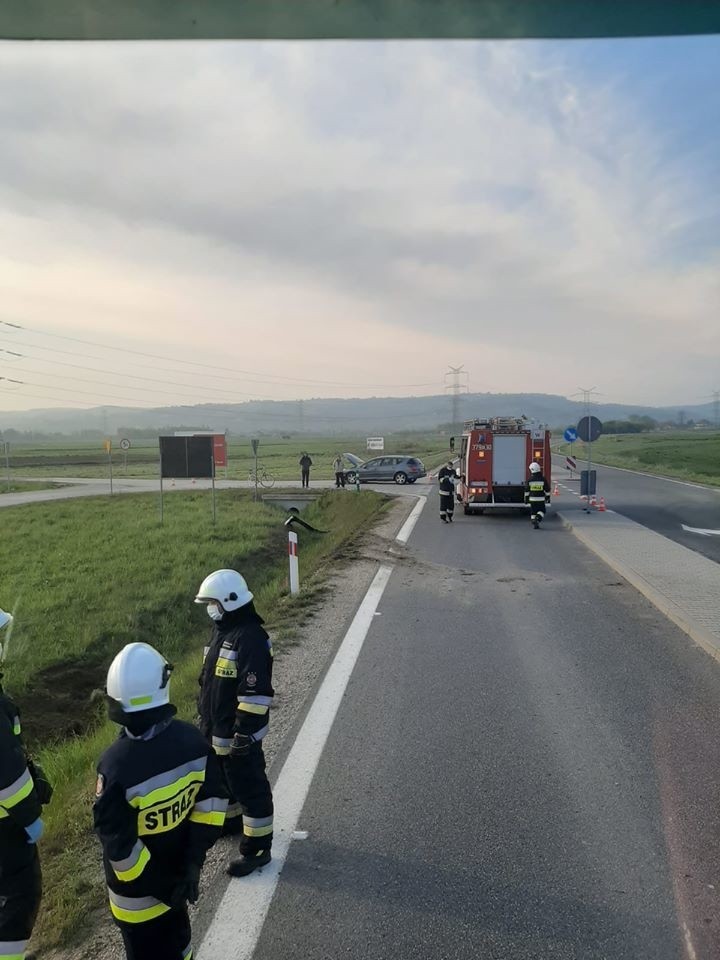 Wojnicz. Zderzenie peugeota z nissanem na obwodnicy. Dwie osoby w szpitalu