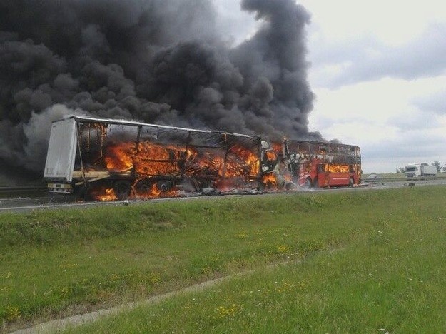 Wypadek na autostradzie A4 w Brzegu. Spłonął Polski Bus. Coraz więcej poszkodowanych [WIDEO]