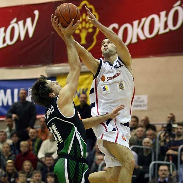 Koszykarzy Znicza w tym sezonie nie omijają kontuzje. Na zdjęciu Tomasz Przewrocki (z piłką), który też ma kłopoty ze zdrowiem.