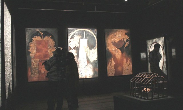 Wystawa w Galerii Gardzienice. Na zdjęciu widoczna część cyklu „Apokalipsa“