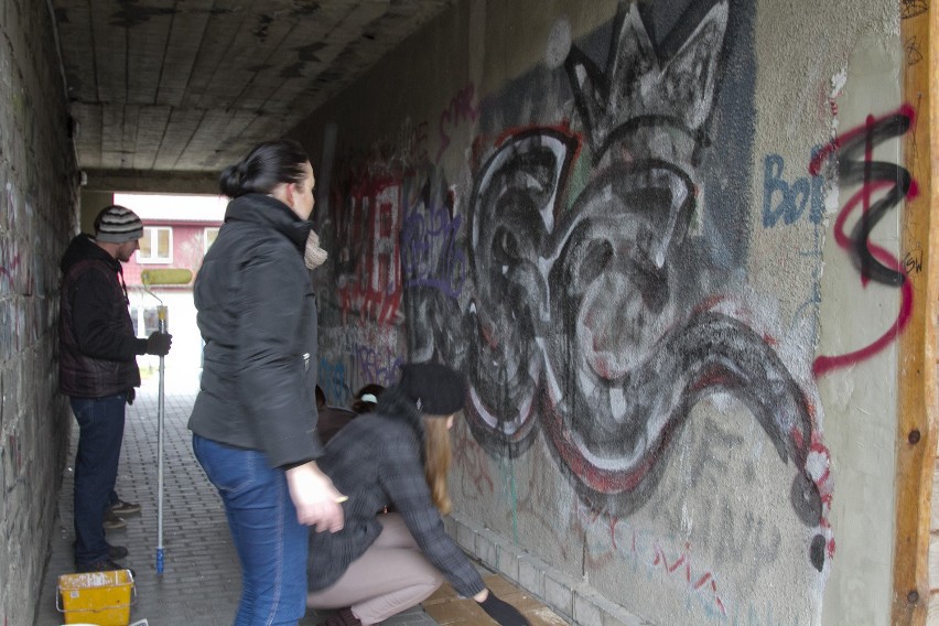 Kraków. Mieszkańcy os. Kliny walczą z graffiti na własną rękę [ZDJĘCIA]