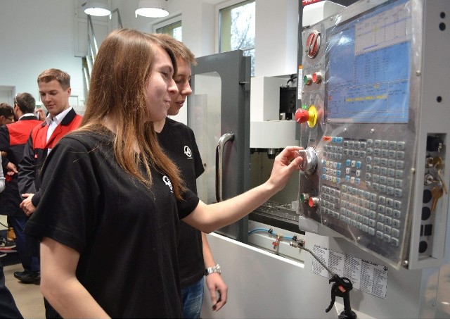 Centrum edukacji technicznej w soleckiej szkole ma teraz dwie maszyny cyfrowe HAAS . Ania uczy się ich obsługi