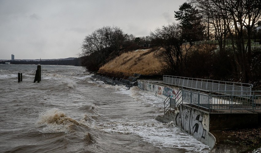 Sztorm na Bałtyku 2.01.2019. Plaża w Gdyni Orłowie